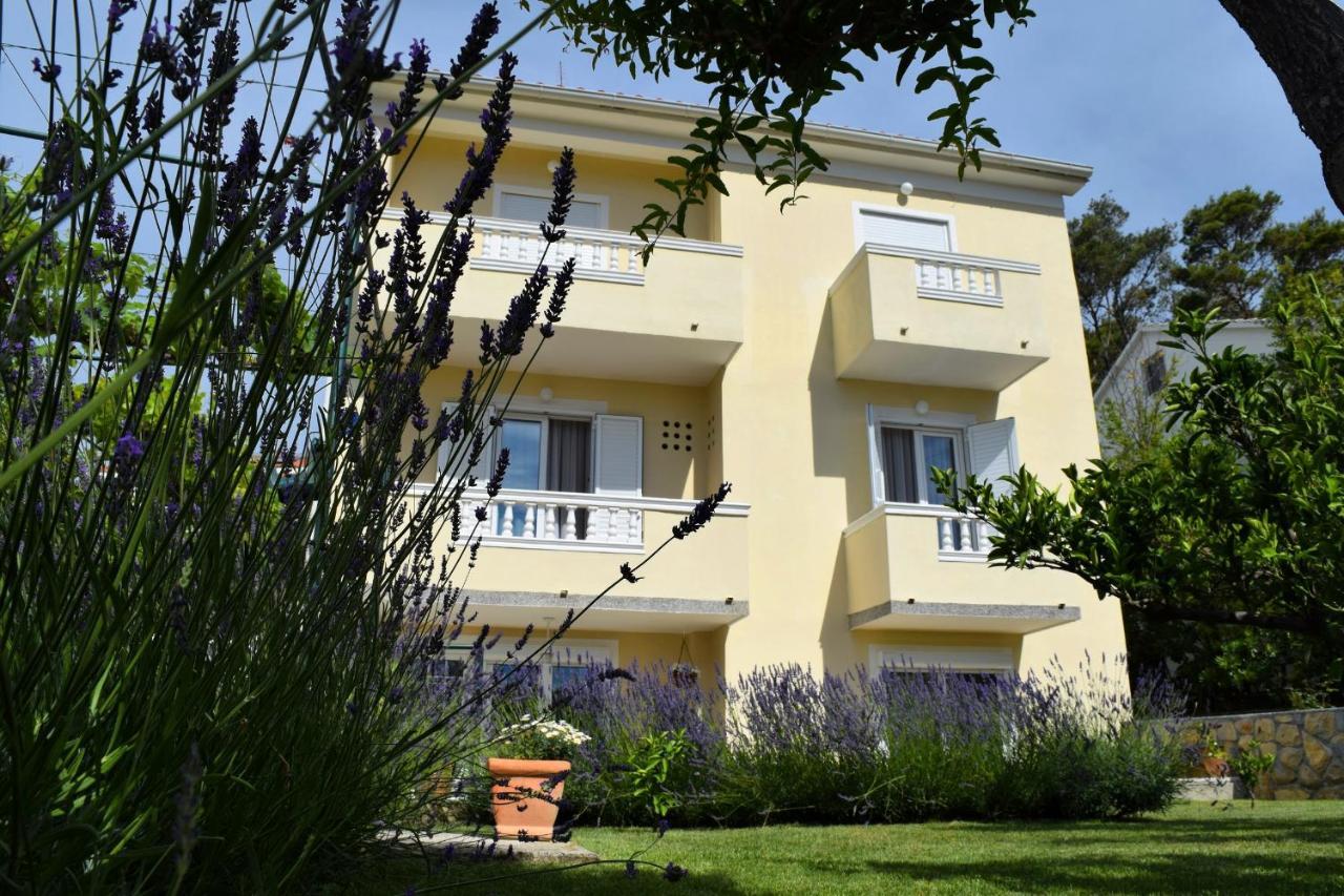 Apartments With A Parking Space Rab - 12383 Banjol Екстер'єр фото
