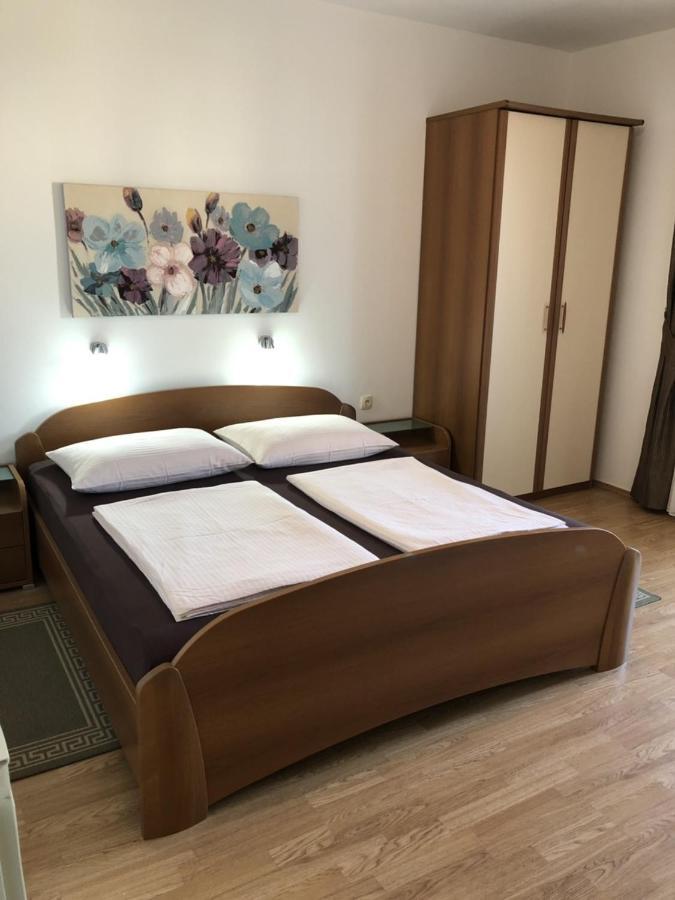 Apartments With A Parking Space Rab - 12383 Banjol Екстер'єр фото